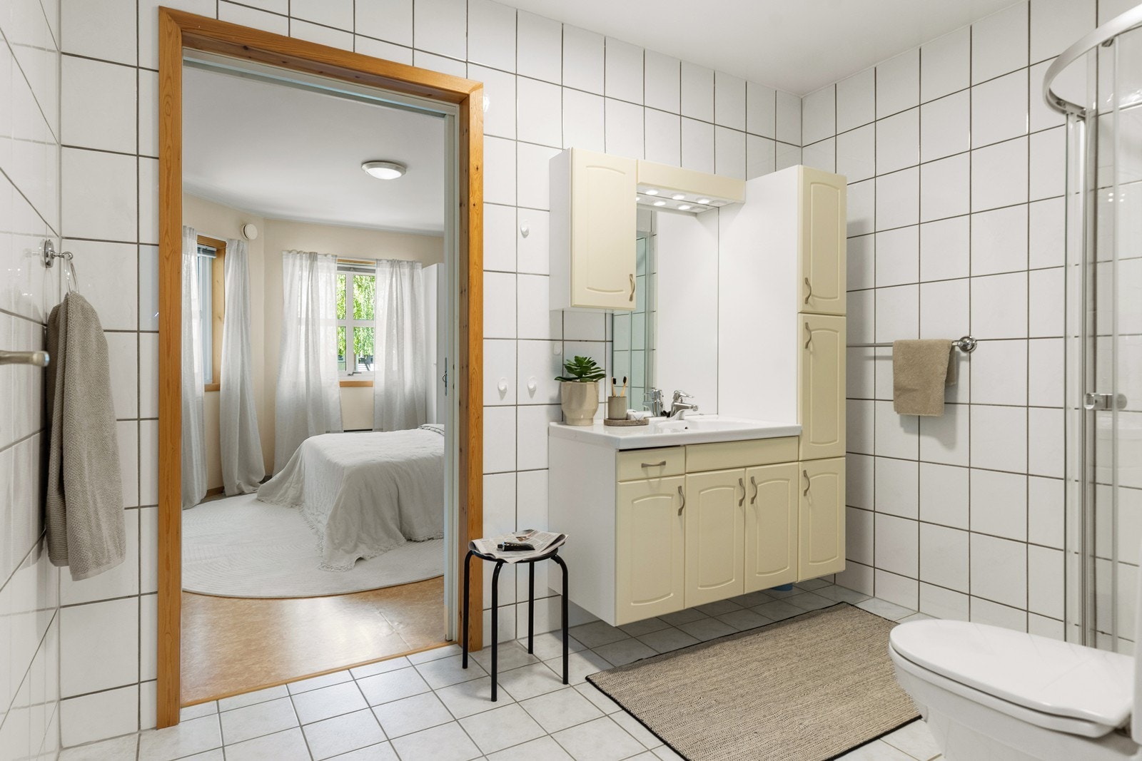 Flislagt bad med bla. dusjhjørne og varme i gulvet Galleribilde