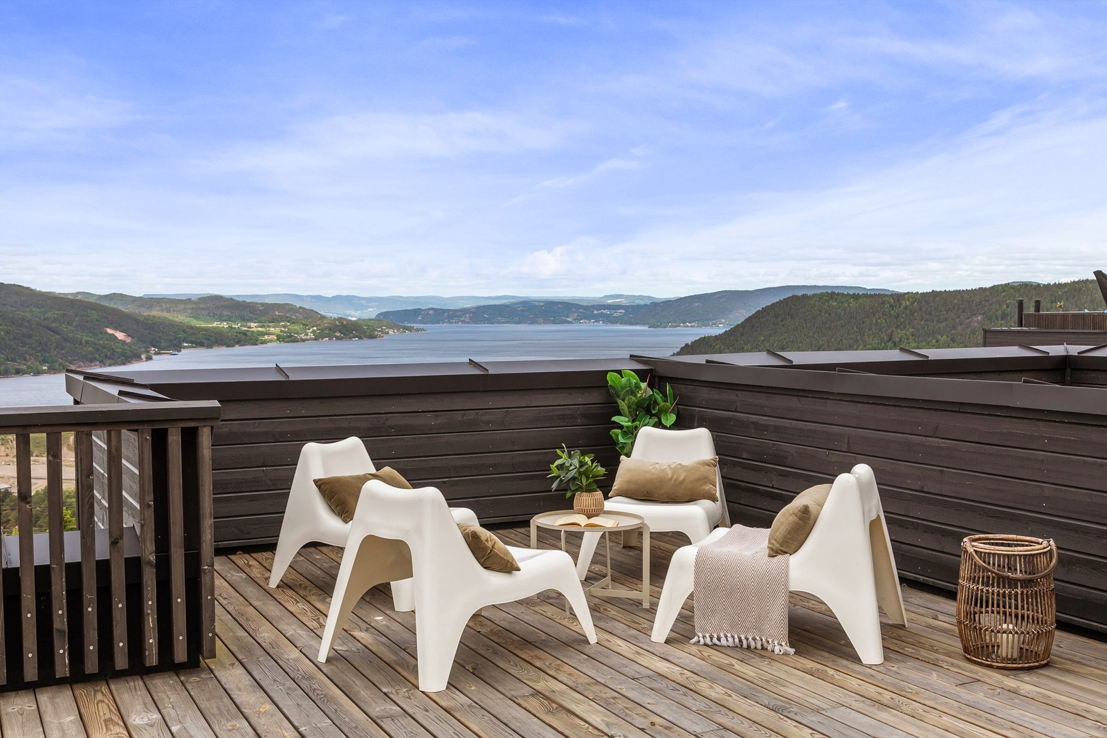 Takterrassen er på hele 81 kvm og har flere soner. Det er fantastisk fjordutsikt og meget gode solforhold herfra Galleribilde