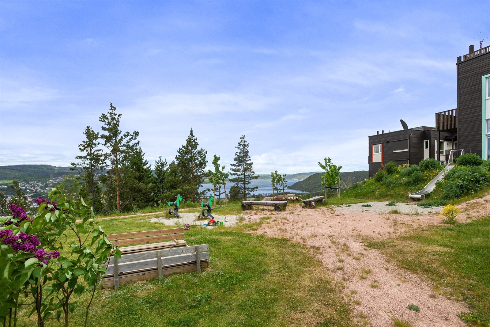 Fellesarealer i sameiet med opparbeidet lekeplass Galleribilde