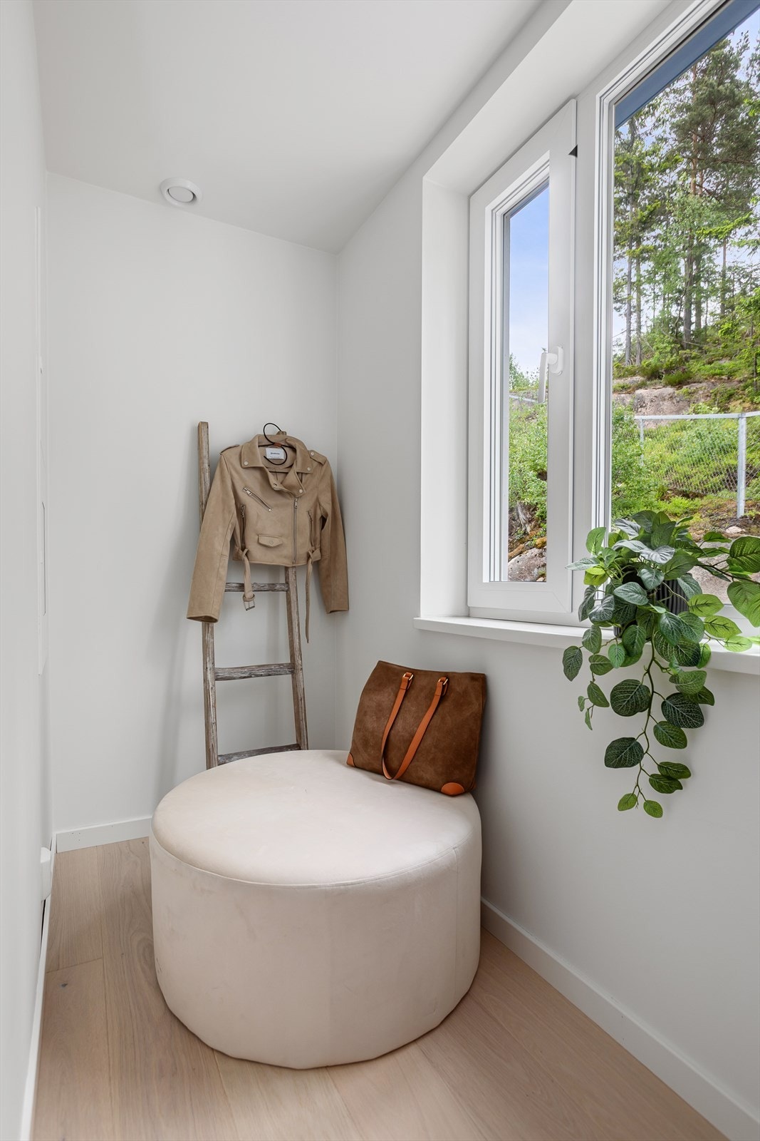 Walkin-closet tilknyttet hovedsoverommet Galleribilde
