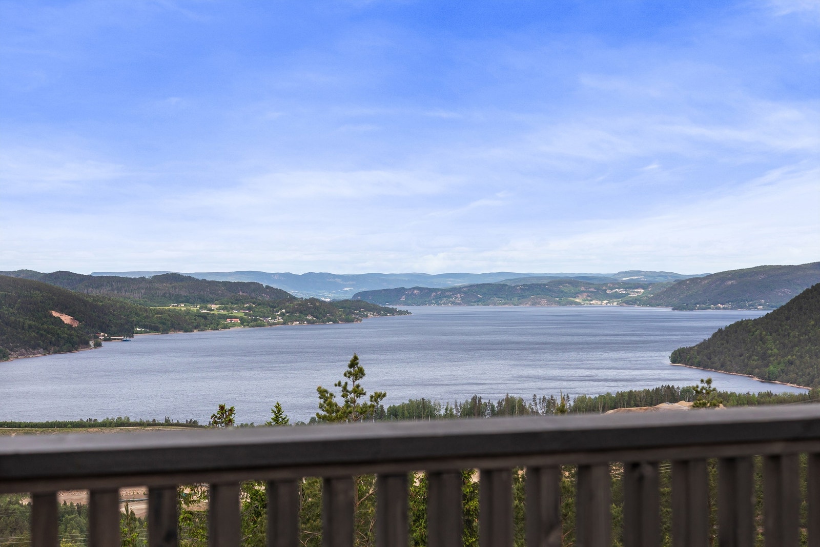 Det er en fantastisk fjordutsikt og meget gode solforhold fra takterrasse, men også balkongen utenfor stuen Galleribilde