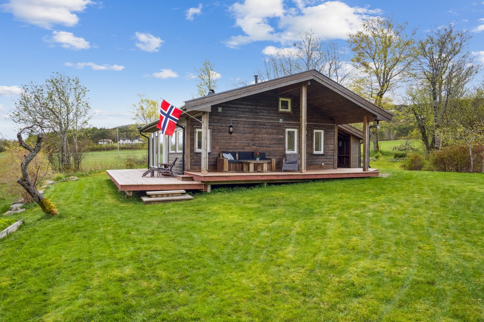 Fasadebilde. Eiendommen har et pent opparbeidet uteområde. Galleribilde