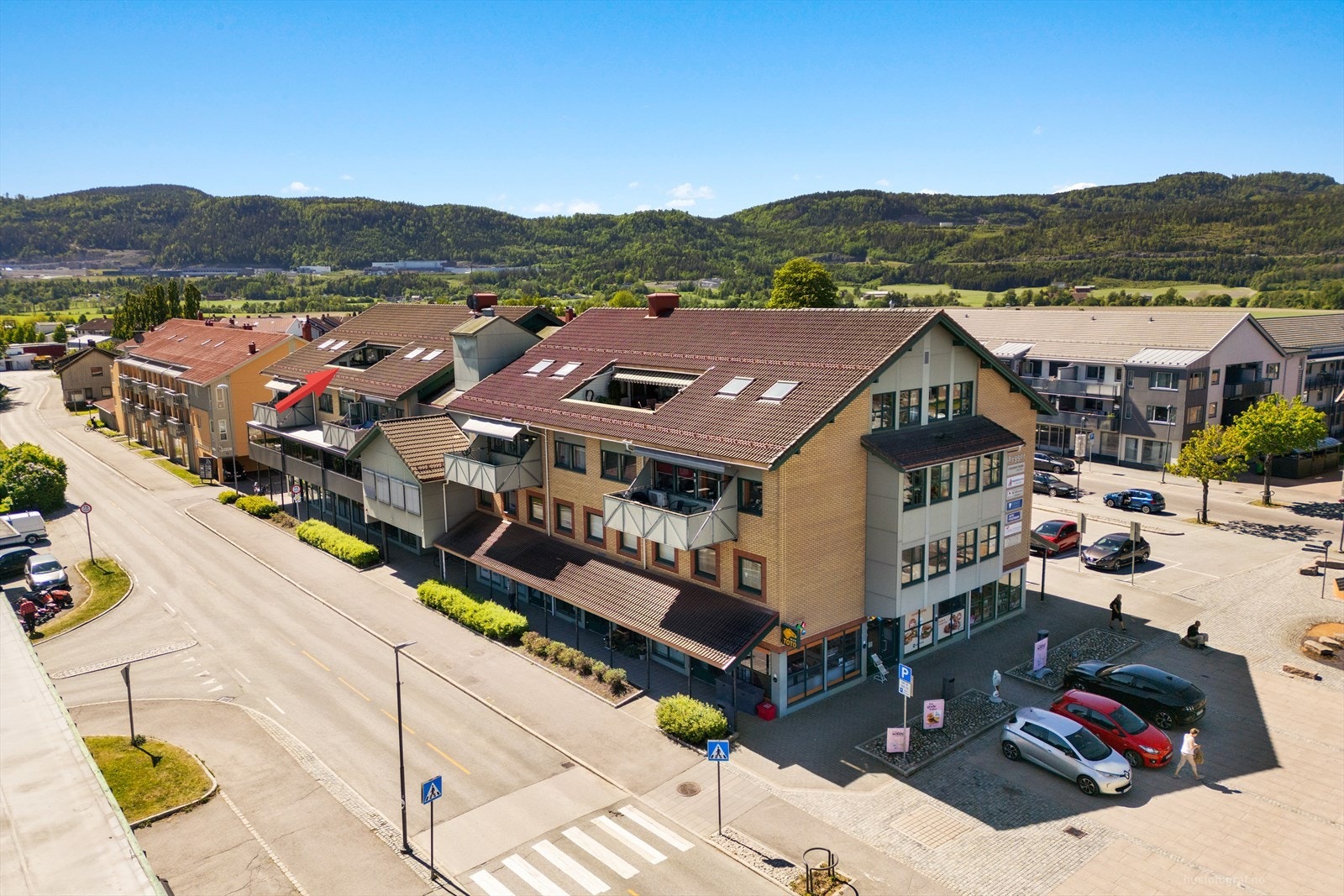 Revåveien 14 ligger midt i Sande sentrum, med trappefri adkomst og heis til alle plan for enkel og trygg tilgang. Galleribilde