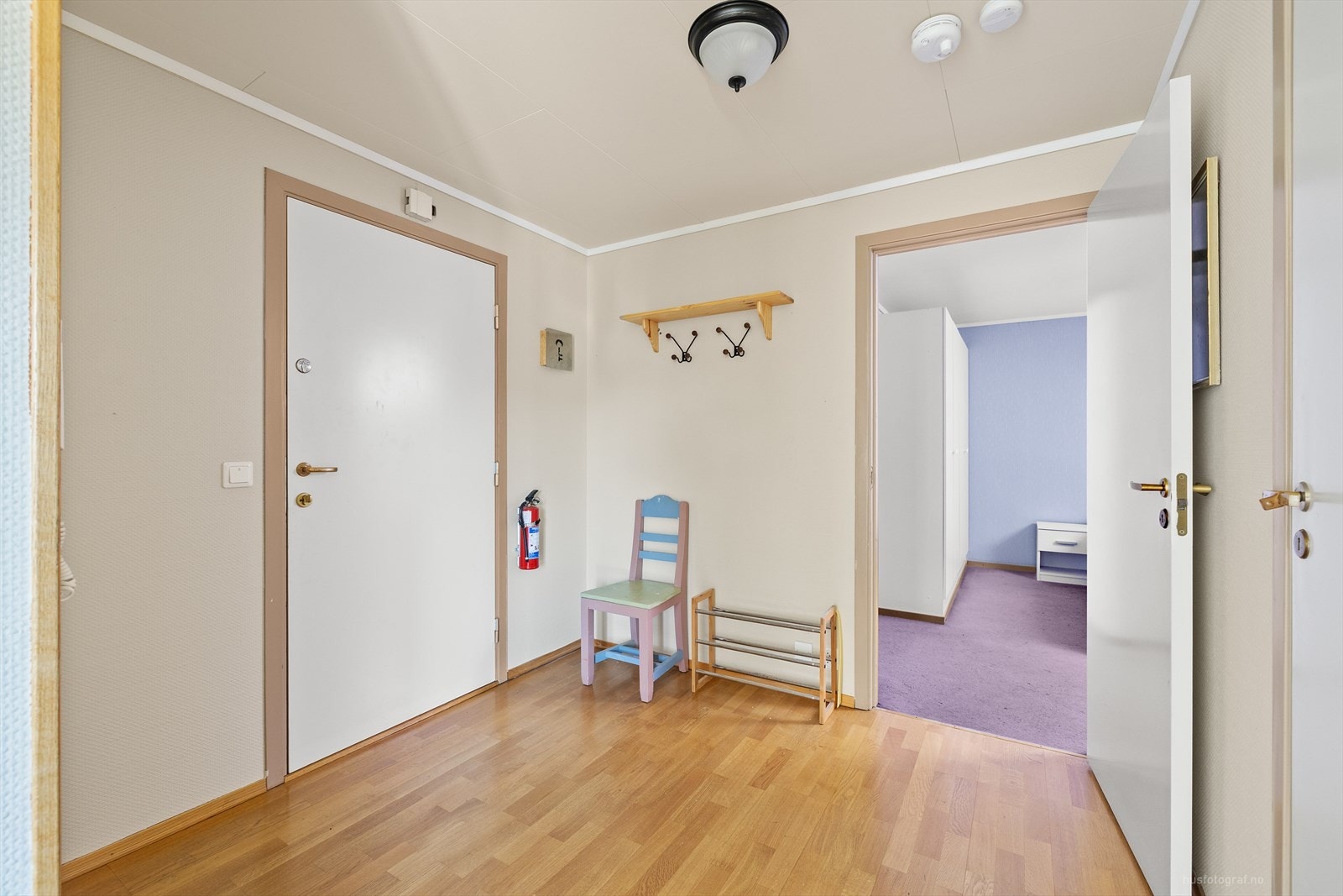 Velkommen inn! Romslig entré med god plass for oppheng til yttertøy og garderobeskap. Galleribilde