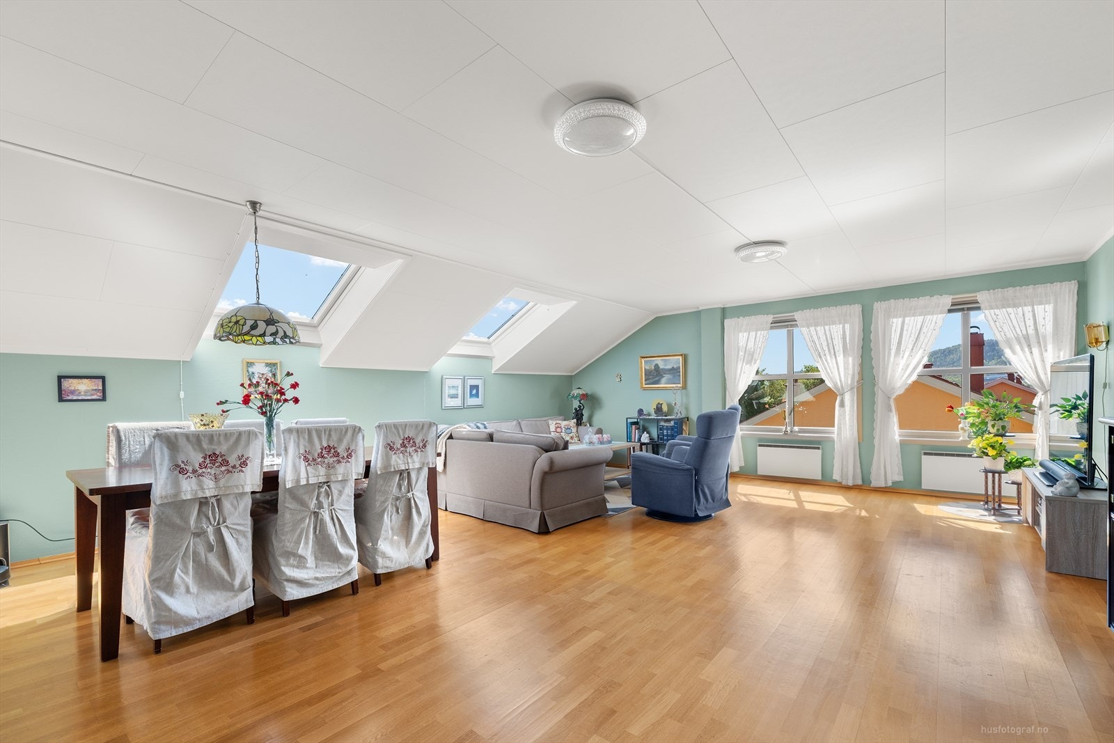 Stuen har gjennomgående store vindusflater og takvinduer, som sikrer fint med naturlig lys og gir en god romfølelse. Galleribilde