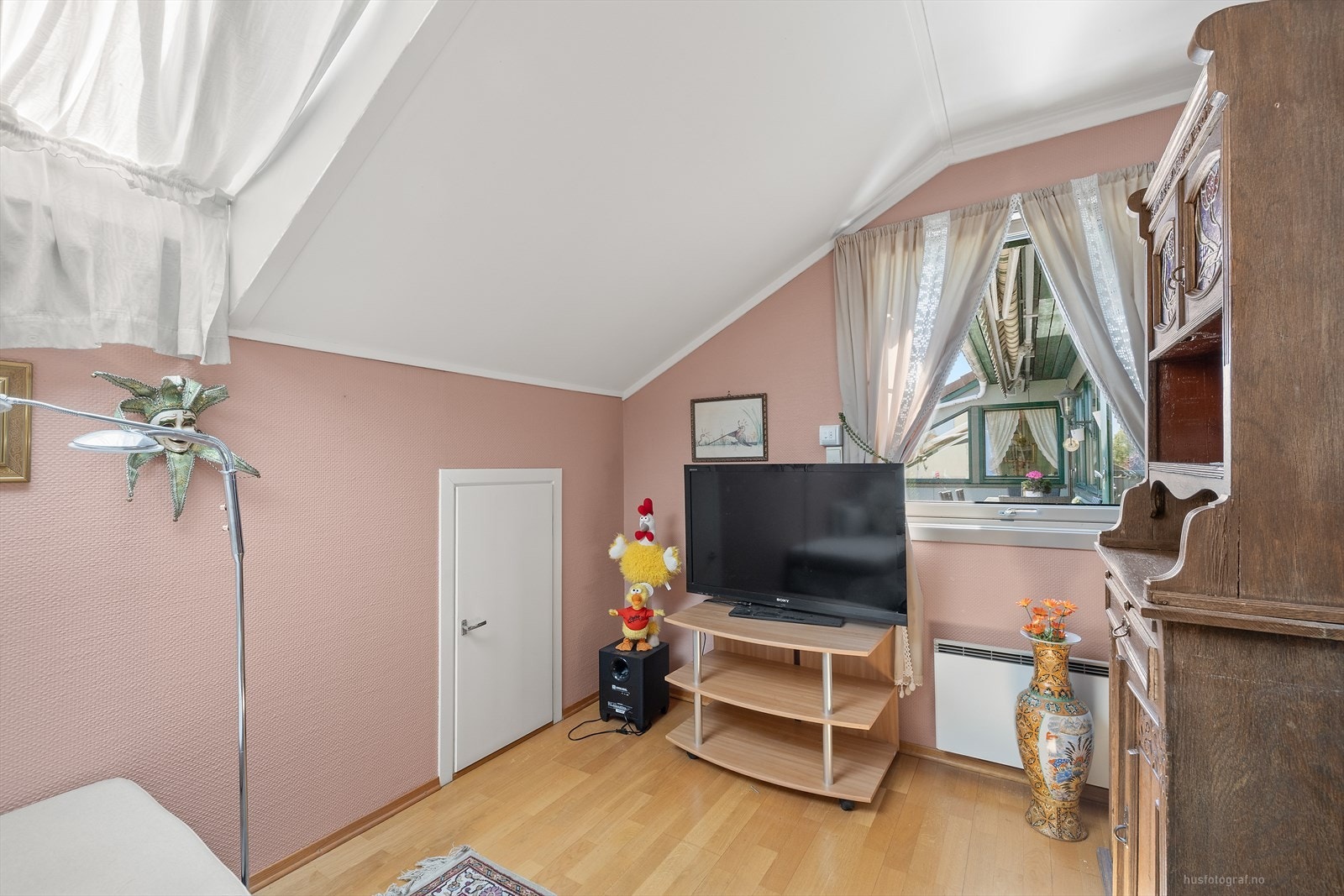 Rommet passer fint som et gjesterom, kontor eller soverom. Galleribilde