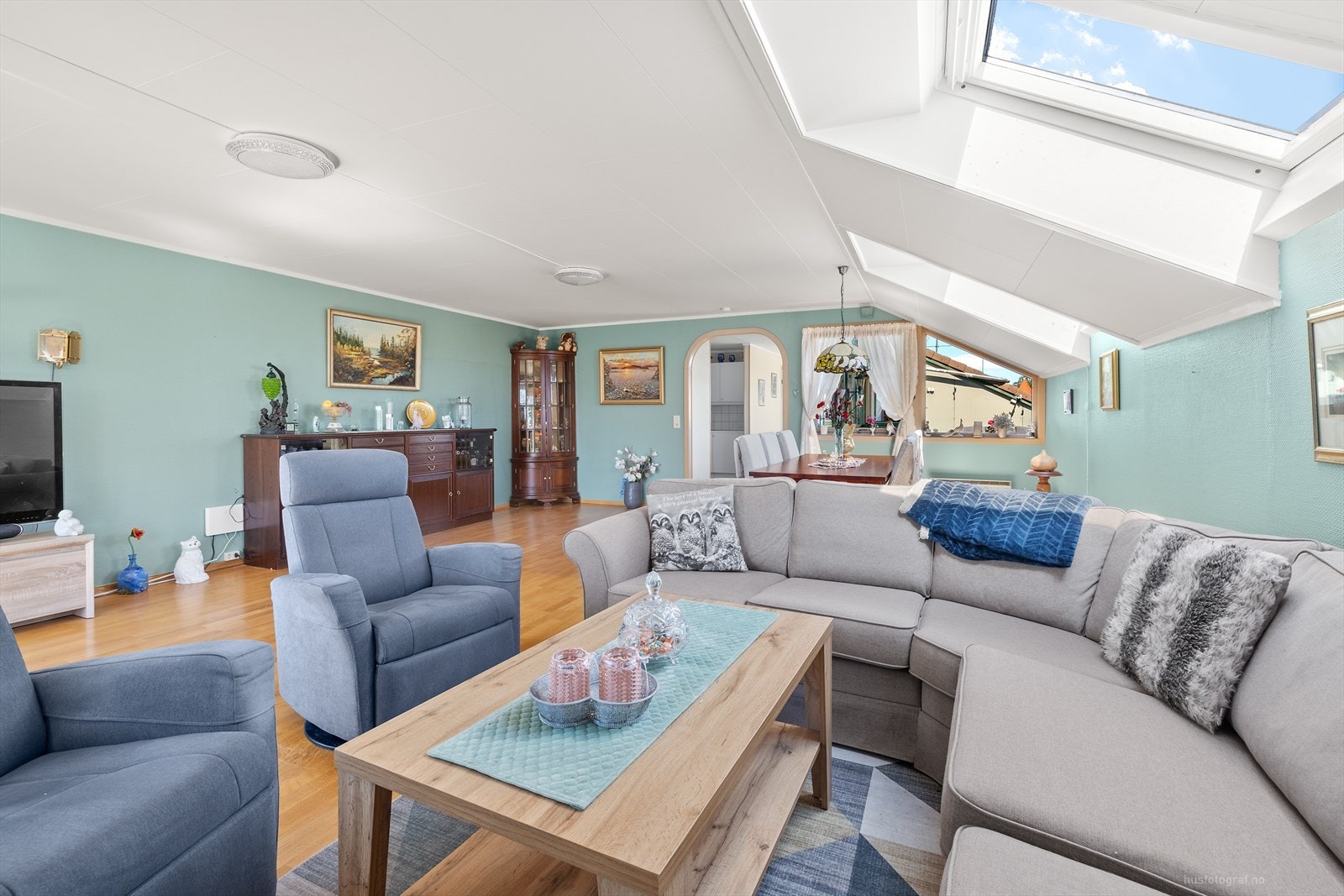 Det er god plass til både stor spisestue og stor sofaløsning. Galleribilde
