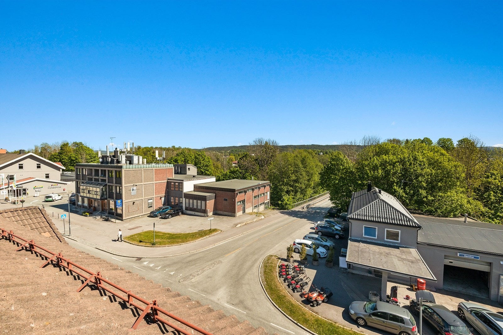 På terrassen kan du nyte gode solforhold og utsikt over Sande sentrum. Galleribilde