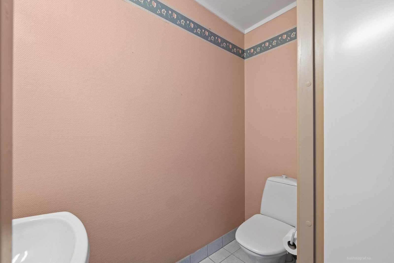 Rommet er innredet med toalett og enkel, vegghengt servant. Galleribilde