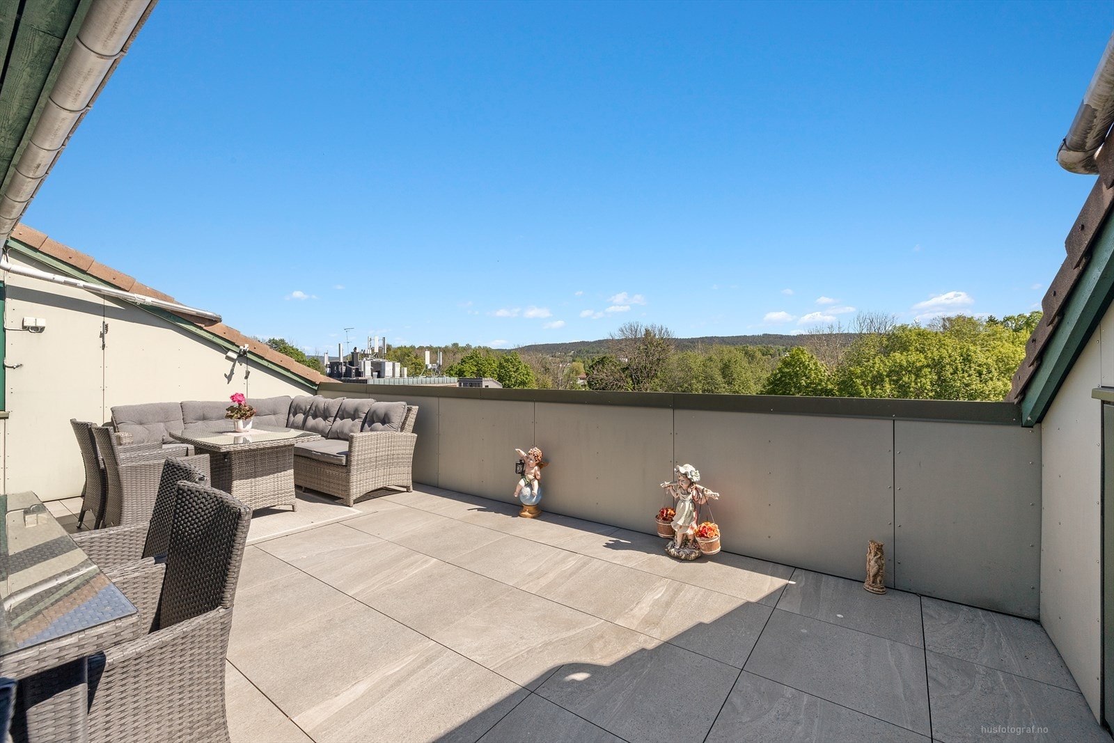 Fra stuen er det utgang til en stor, inntrukket terrasse. Galleribilde