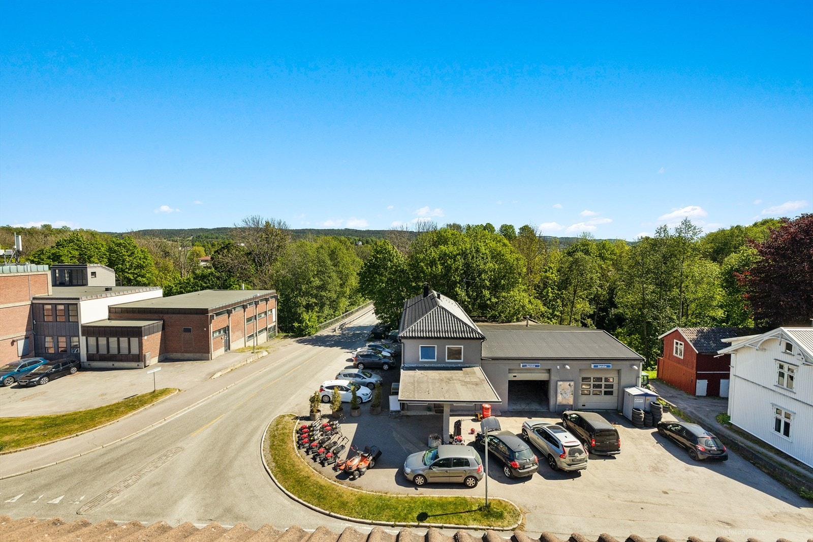 Fra terrassen kan man nyte gode solforhold og utsikt over Sande sentrum. Galleribilde