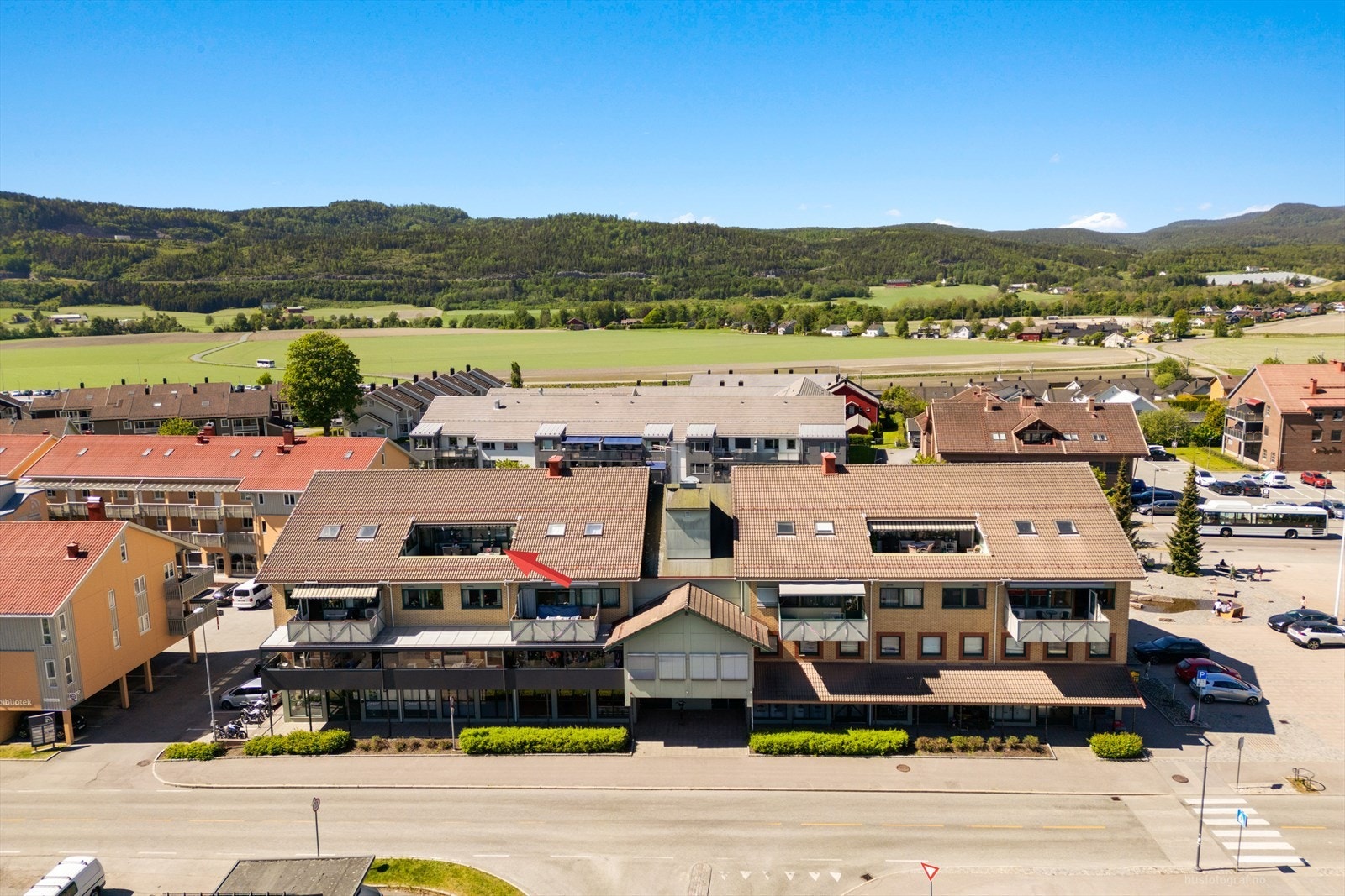 Fra inngangsdøren er det bare noen få minutters gange til torg og sentrumskjernen, der du finner både butikker, apotek og andre servicetilbud samlet på ett sted. Galleribilde