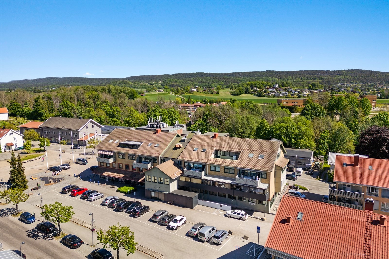 Det er kort og trygg gangavstand til nærmeste dagligvarebutikker, som døgnåpen Joker, Rema 1000 og Europris - alle lett tilgjengelige for daglige ærend. Galleribilde