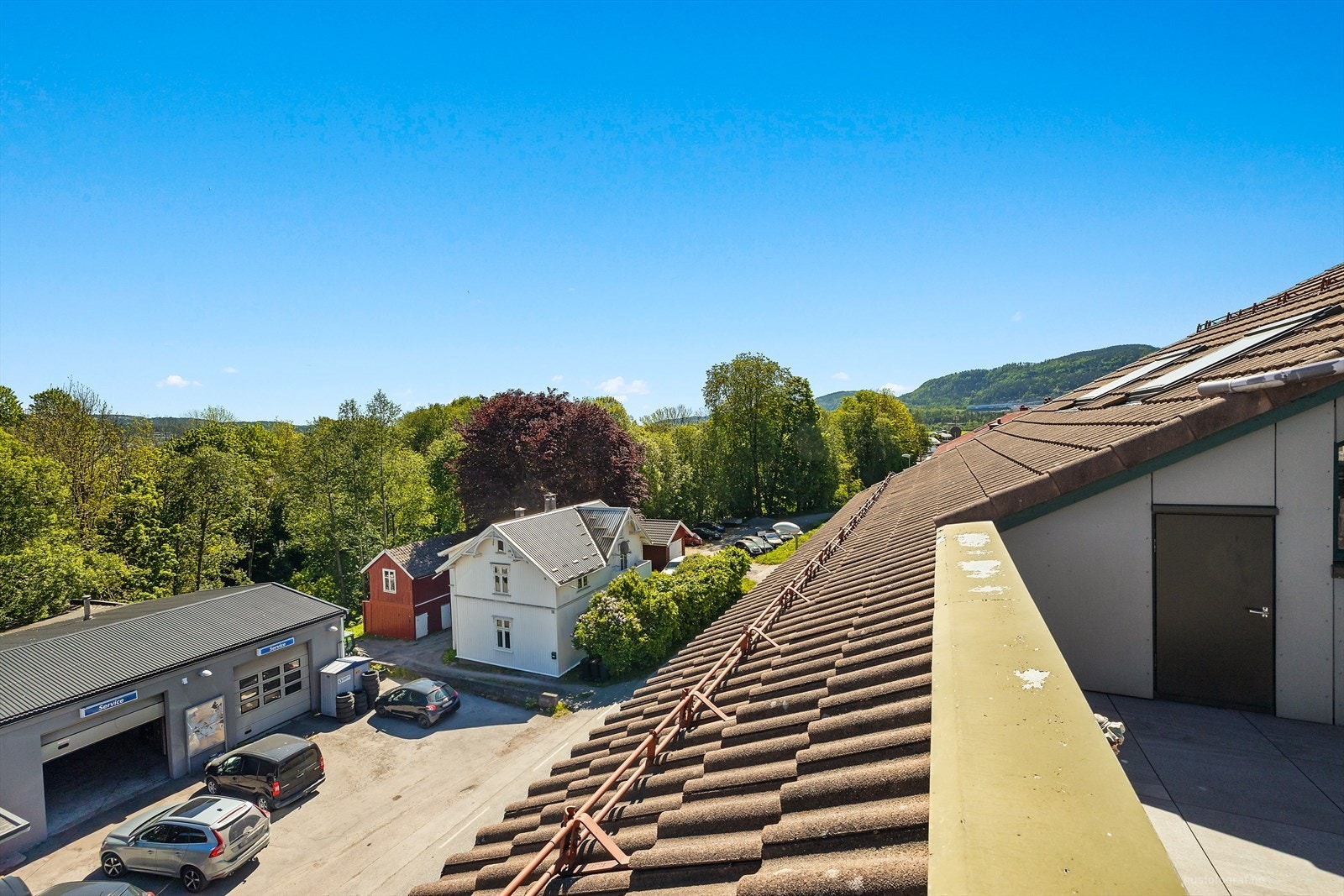 Fra terrassen kan man nyte gode solforhold og utsikt over Sande sentrum. Galleribilde