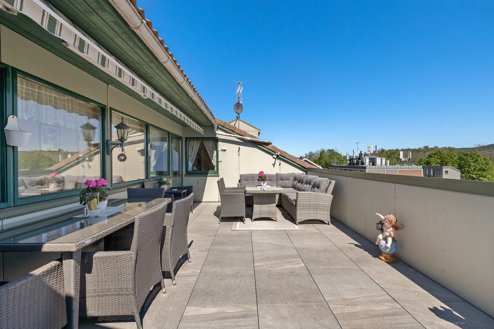 Terrassen har god plass til innredning av både spise- og sittemøblement. Stor markise sørger for effektivt solskjerming både inne og ute. Galleribilde