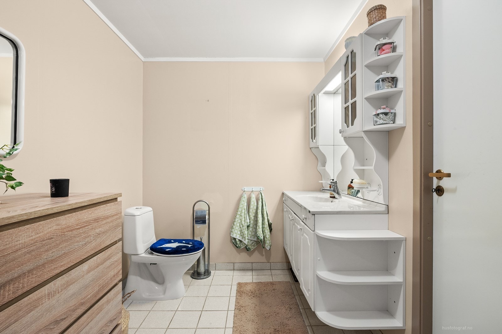 Badet er utstyrt med dusjkabinett, toalett, servant med innredning og opplegg for vaskemaskin. Galleribilde