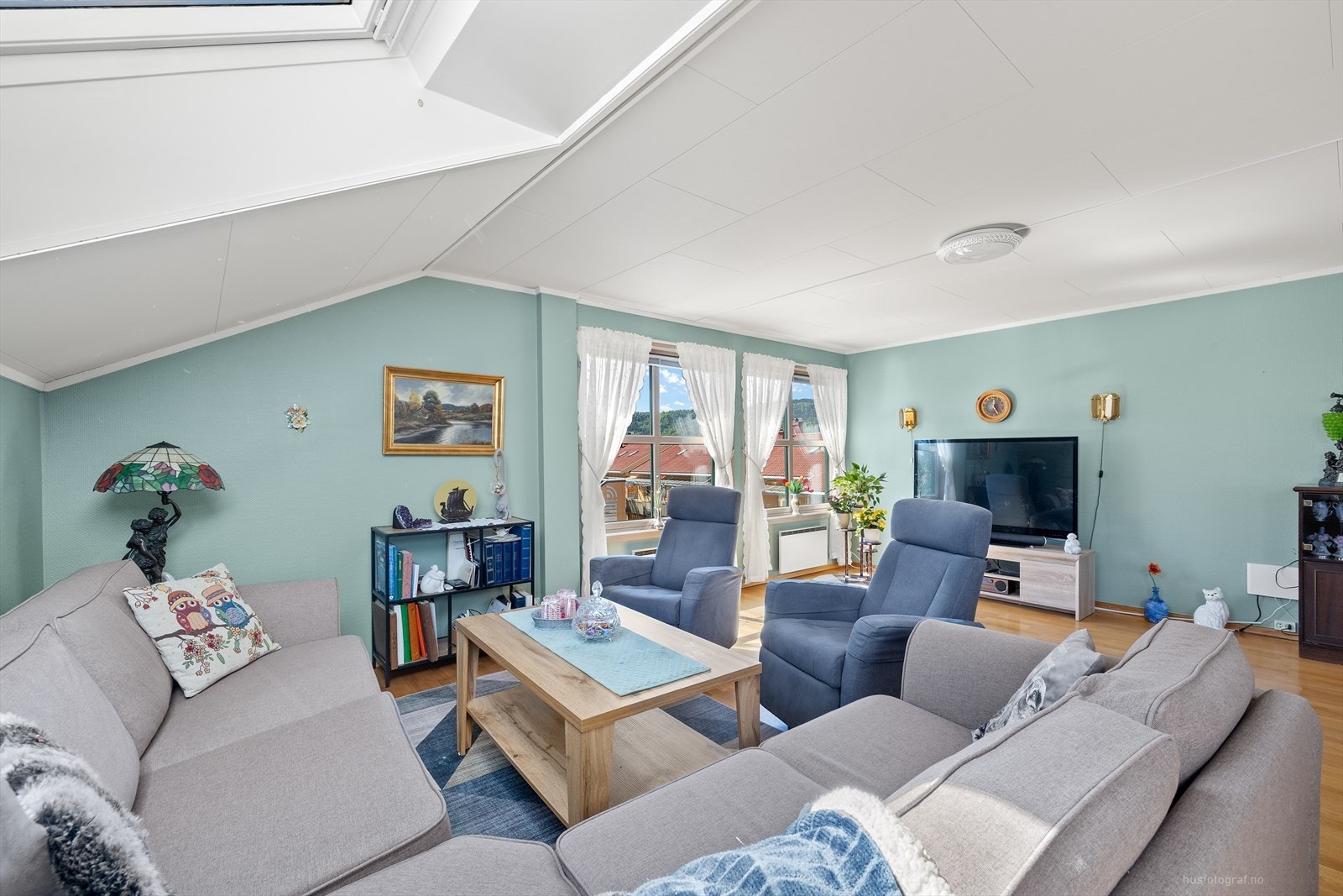 Stue er meget romslig og lar seg enkelt innrede i flere soner. Galleribilde