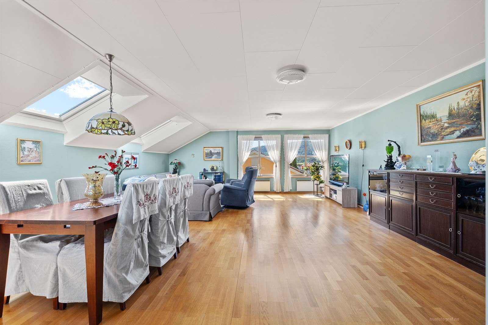 Leiligheten byr på en stor og luftig stue. Galleribilde