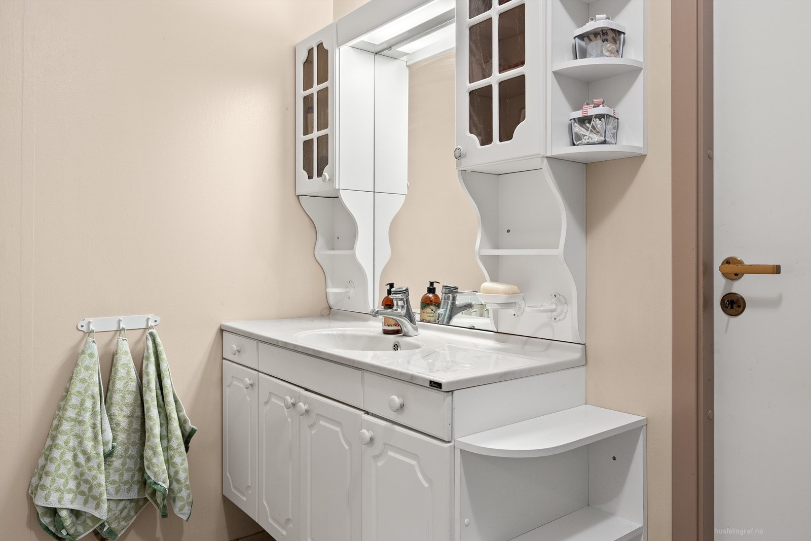 Romslig baderomsinnredning med god lagringsplass. Galleribilde