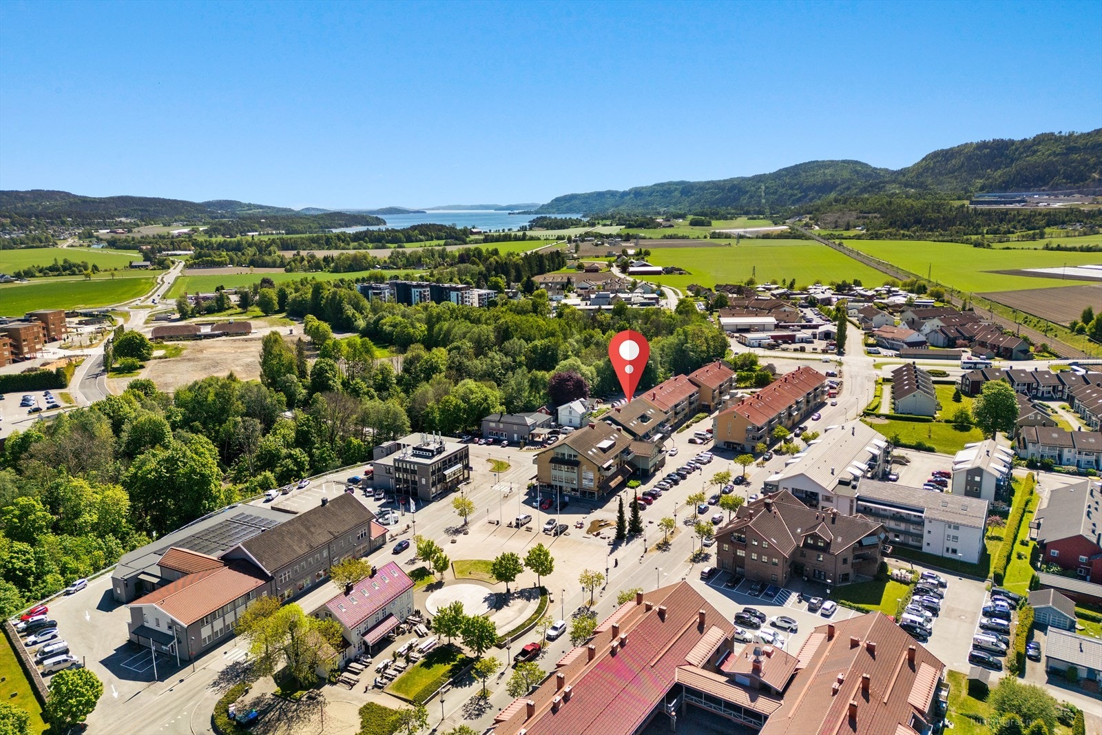 Området rundt boligen er rolig og velstelt, med trygge gangveier og et etablert nærmiljø som passer godt for eldre som ønsker å bo sentralt, men samtidig fredelig. Galleribilde