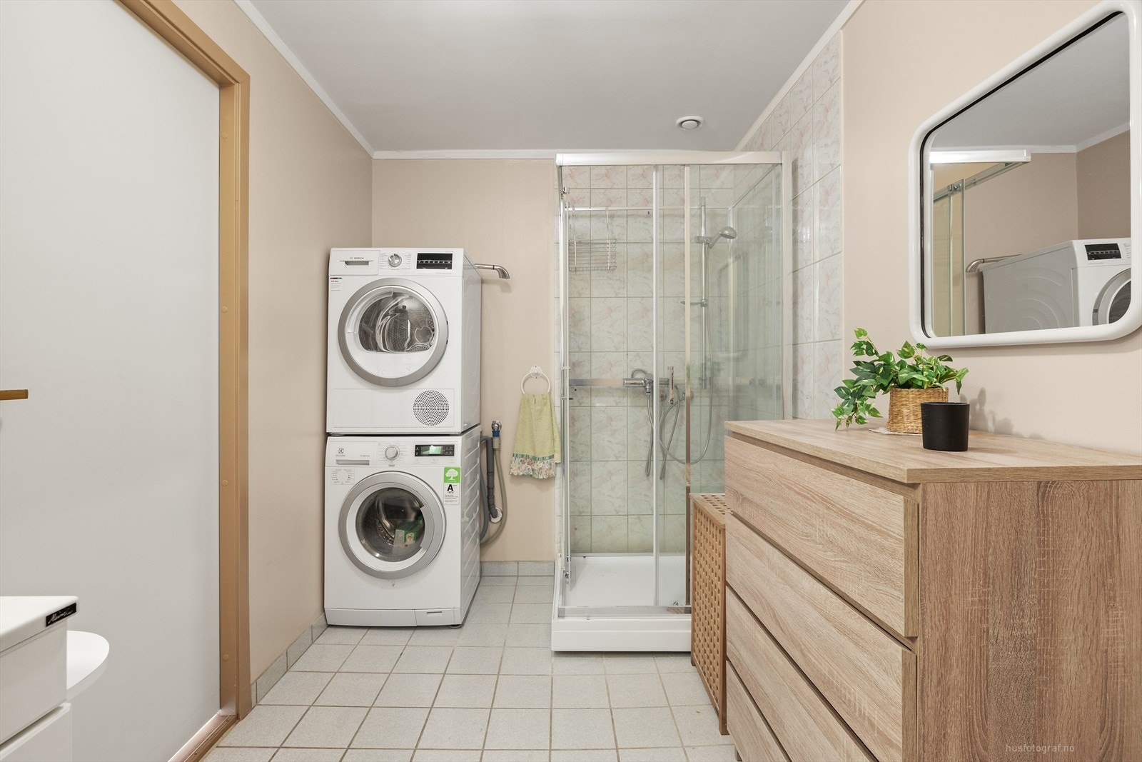 Badet er fra byggeåret. Gulvet har fliser med varme under, mens veggene delvis er flislagte og delvis belagt med malt glassfiberstrie. Galleribilde