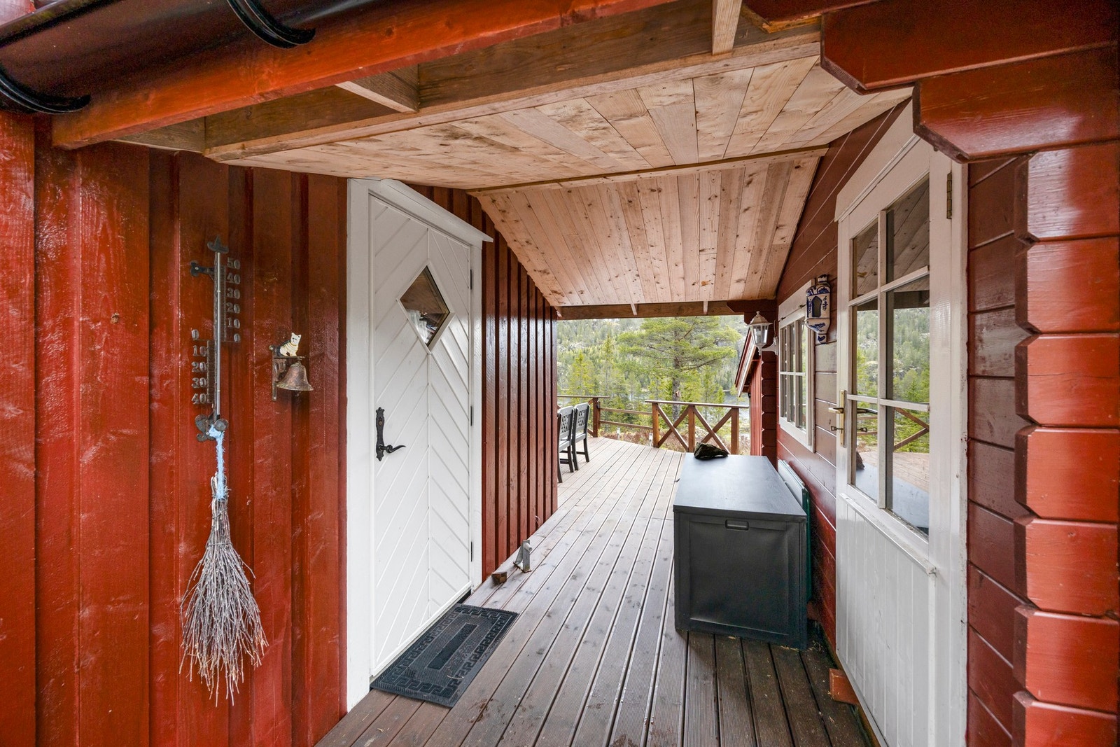 Inngangsdør til hytte og uthus ligger vis-á-vis hverandre Galleribilde