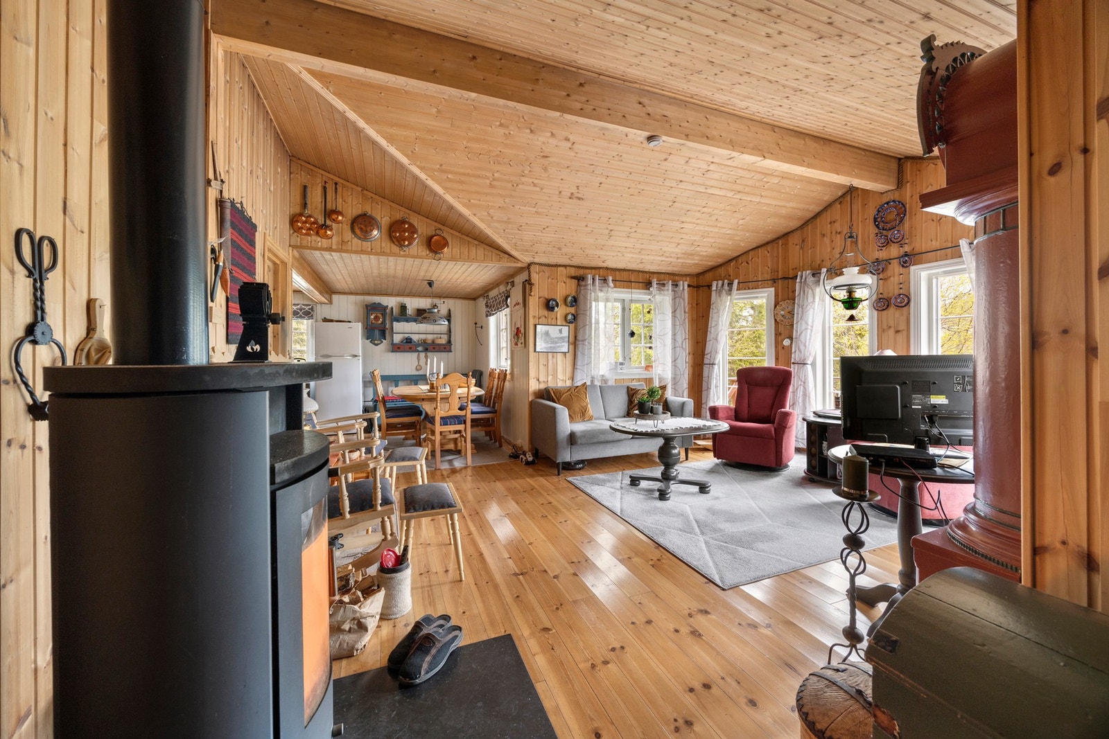 Sturen oppleves som romslig med god plass til sofahjørne for hele familien! Galleribilde