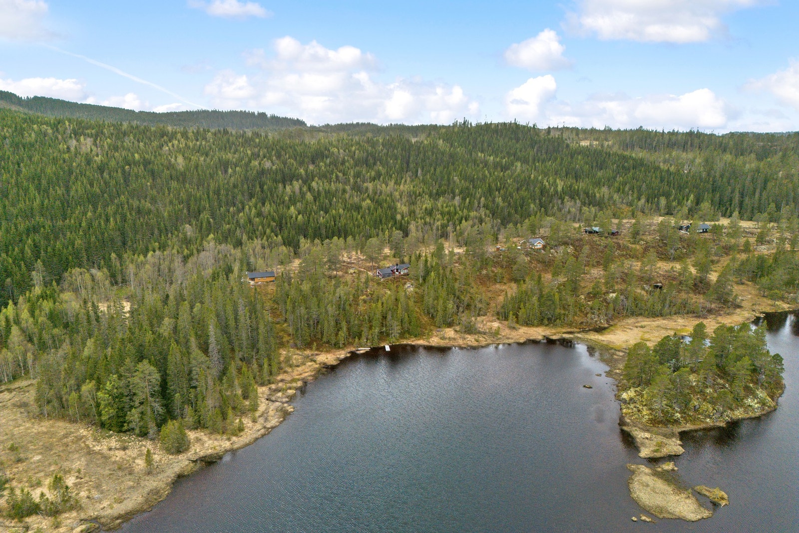 På et høydedrag like ved vannet ligger hytta for seg selv med fantastisk utsikt. Galleribilde