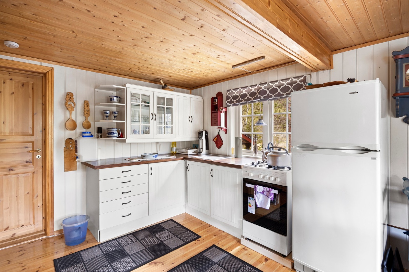 Kjøkken - 7 kvm. Pen innredning med avsatt plass for komfyr og kjøleskap. Galleribilde