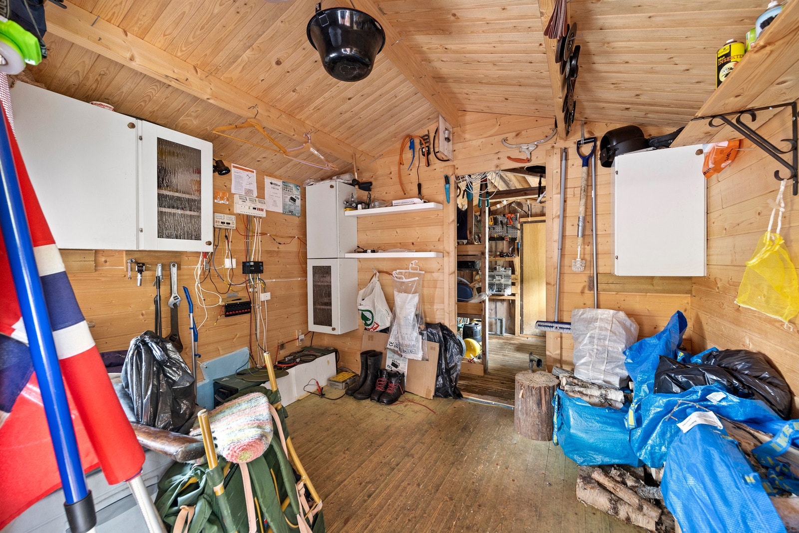 Uthuset har et samlet areal på 23,5 kvm og er innredet med to bodrom. Galleribilde