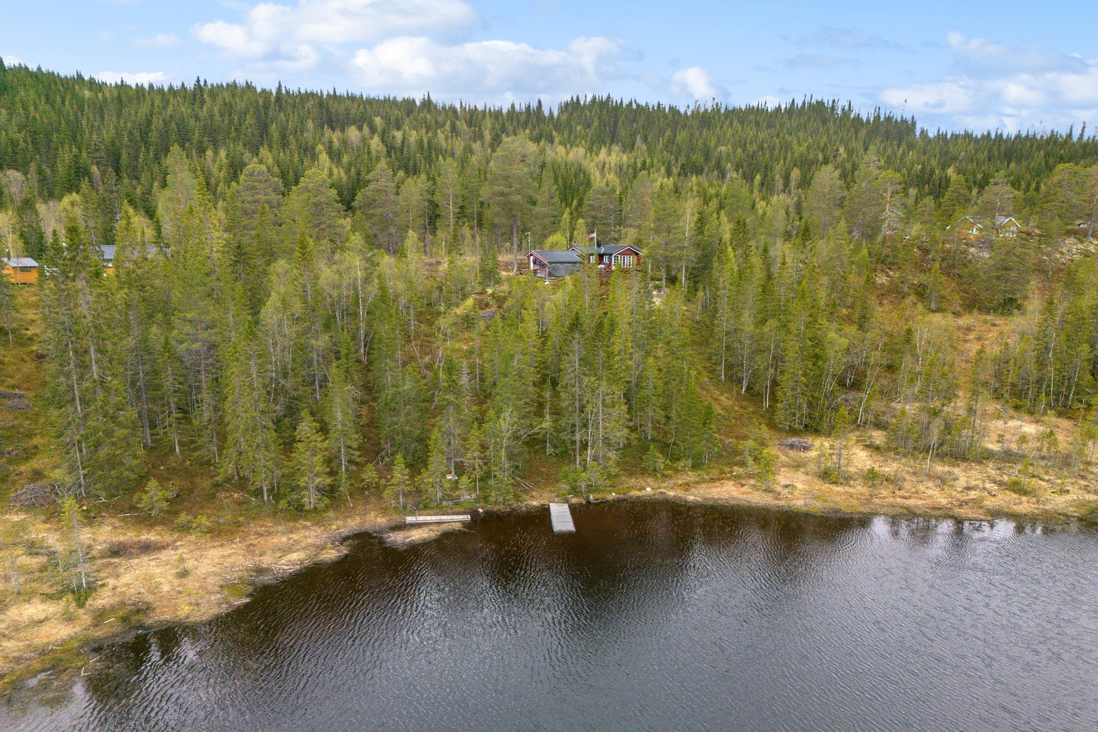 Eier har også en flytebrygge (ikke omsøkt) liggende nedenfor hytta. Kjøper overtar ansvar og risiko for manglende søknad. Galleribilde