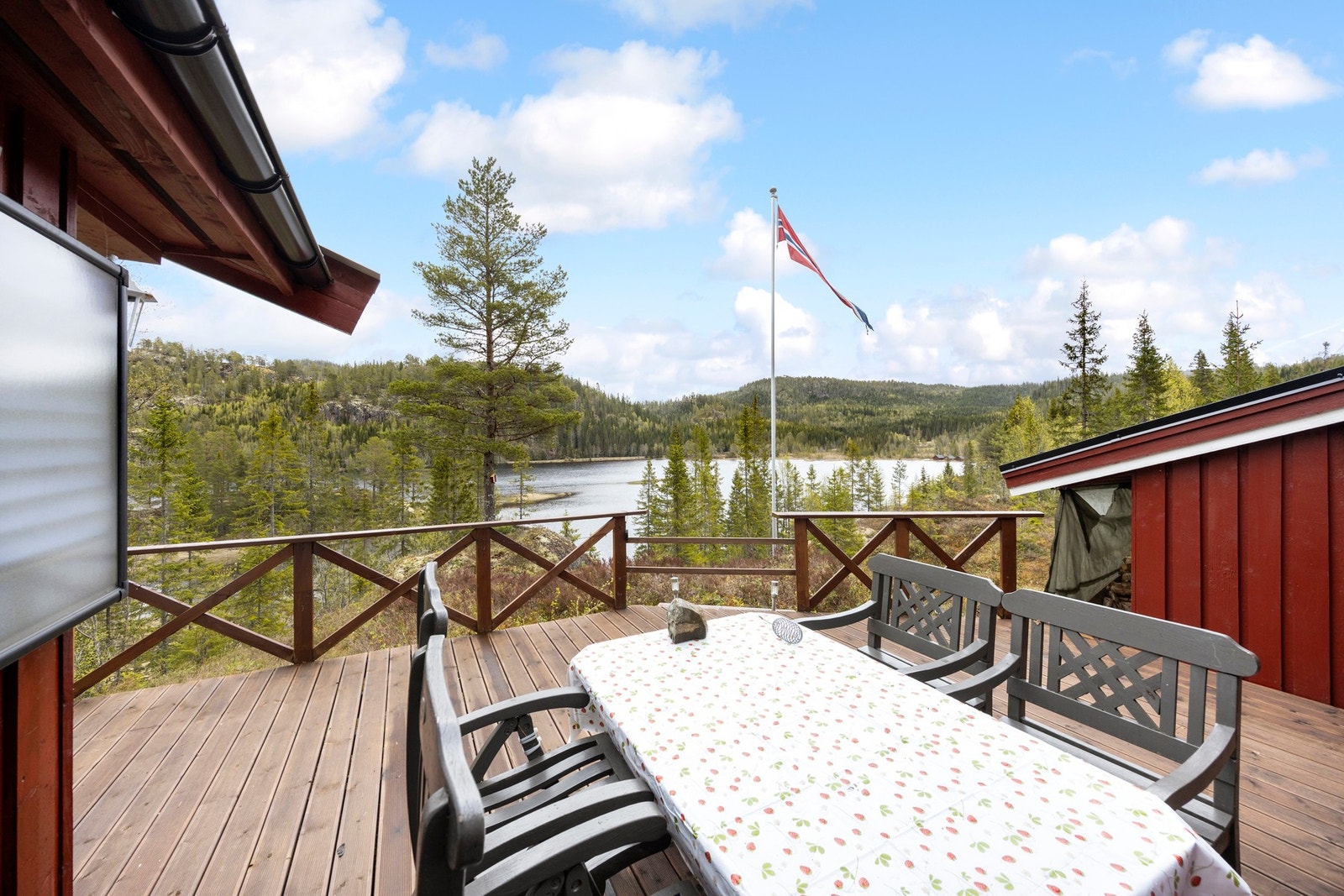 Her kan man nyte gode måltid med utsikt til Kvinnvatnet! Galleribilde