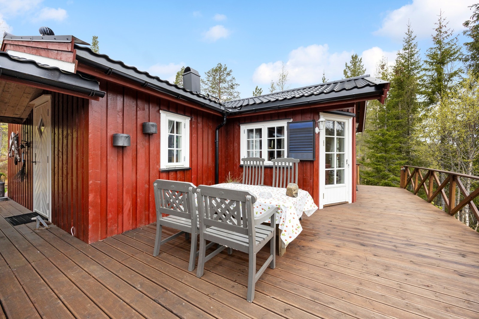 Fra stuen er det utgang til veranda på ca 59 kvm. Galleribilde