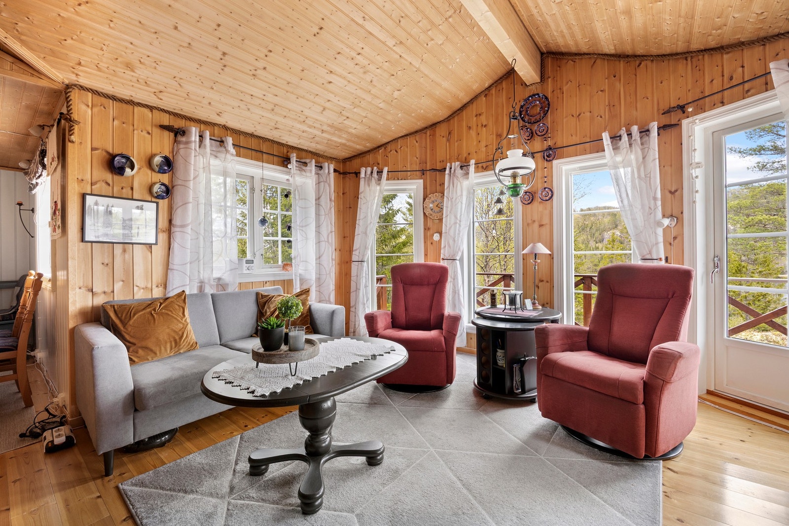 Store vindusflater som gir godt med lys og inviterer den flotte naturen inn! Galleribilde