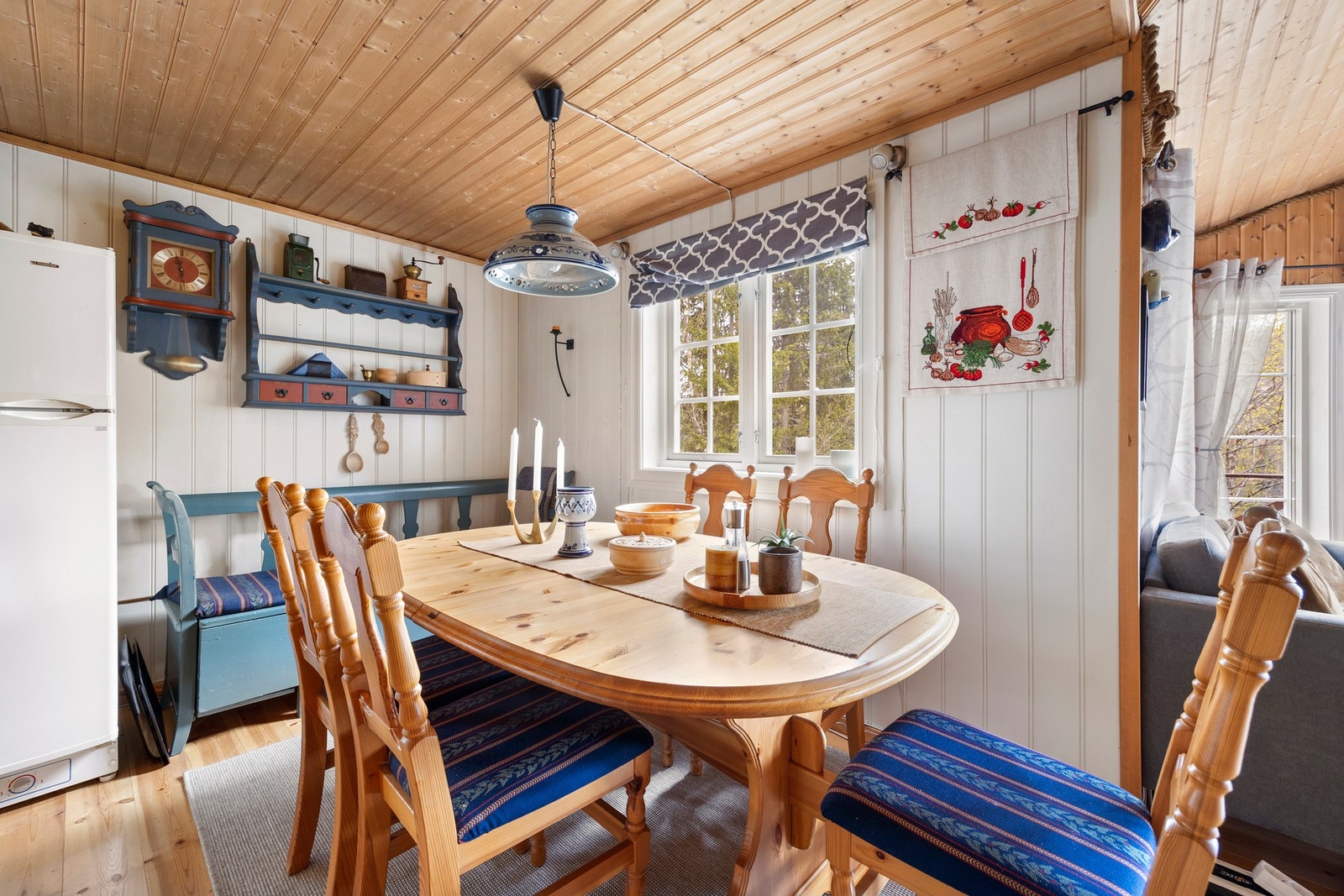 Det er også plass til hyggelig spisekrok i tilknytning til kjøkkenet Galleribilde