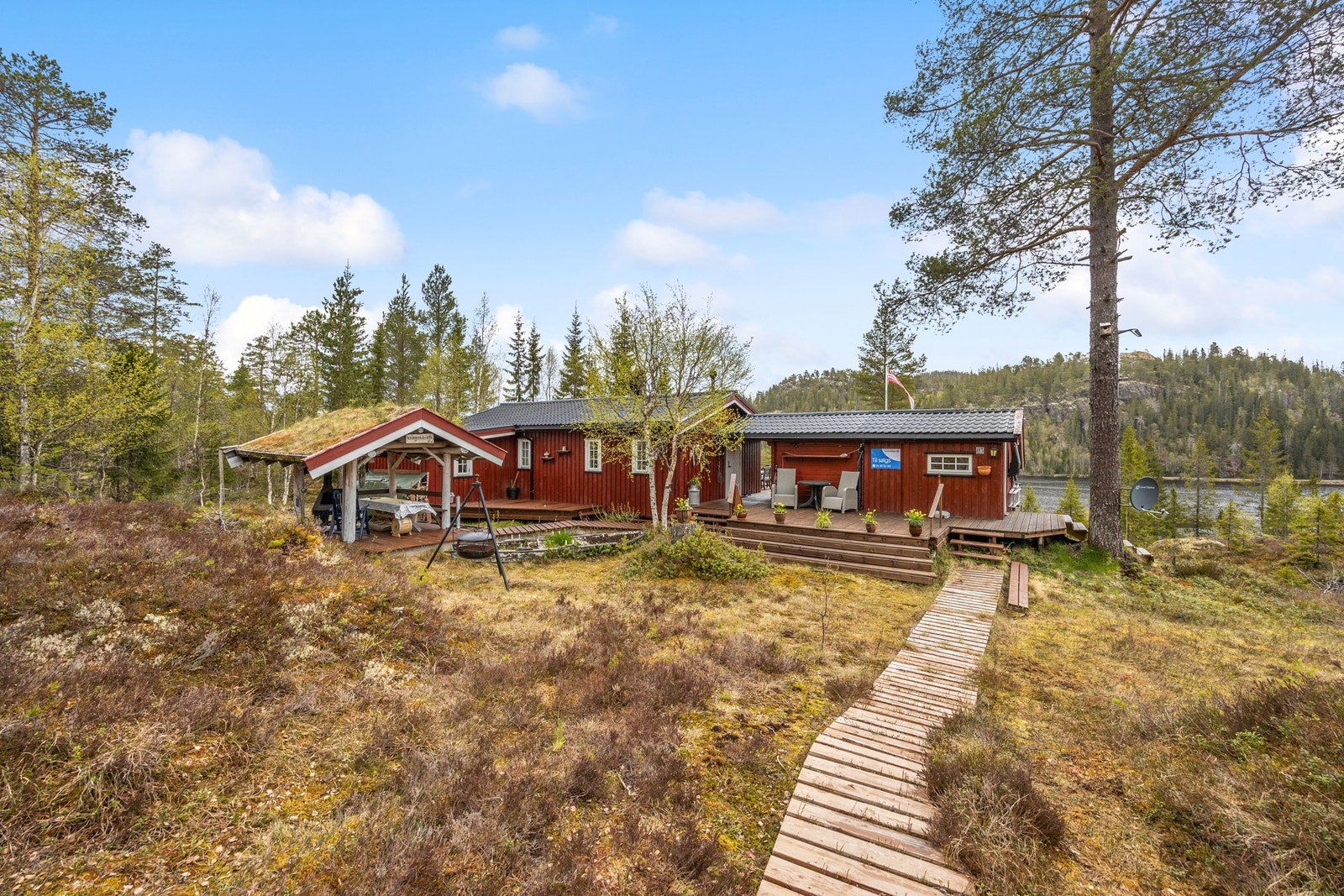 Velholdt og pent beliggende hytte med sammenbygd uthus! Galleribilde