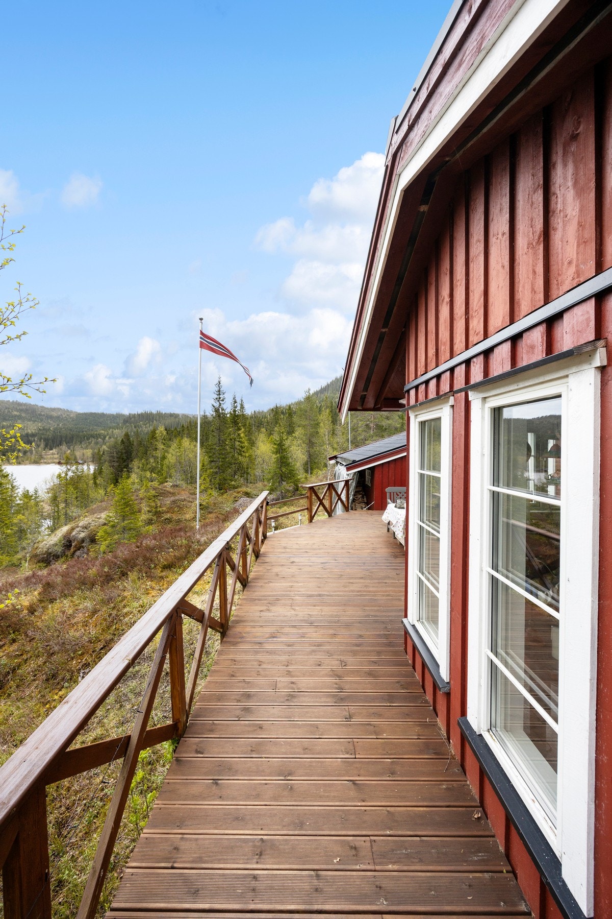 Verandaen strekker seg rundt hytten, slik at man enkelt kan forflytte seg etter vær og vind. Galleribilde