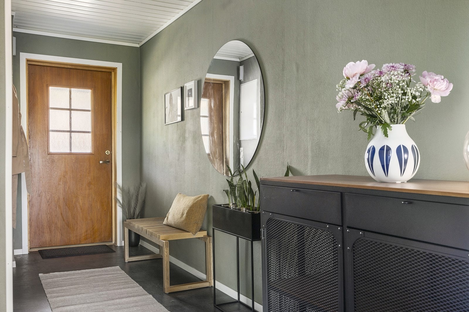 Hall/innvendig gang med god plass til lagring av klær og sko. Galleribilde