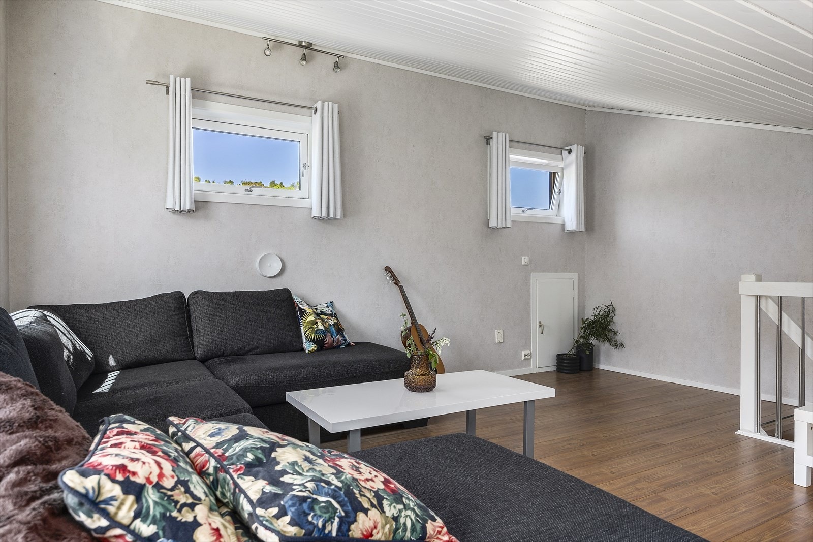 Tøff hems som kan brukes som tv-stue/spisestue/kontor, alt etter hva du måtte ønske. Lagring i kott på hemsen. Galleribilde