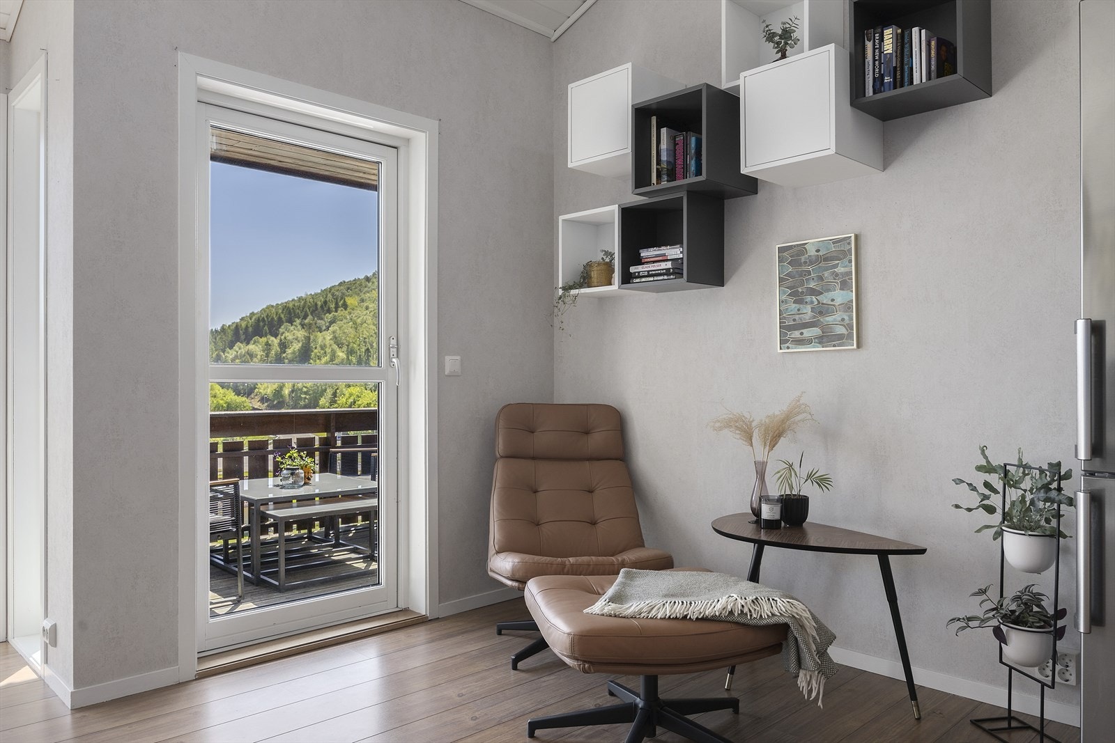 Stue, godt med vindusflater og utgang til balkong. Galleribilde
