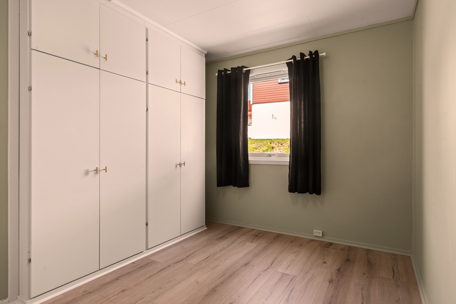 Soverommet i utleiedelen har fin innebygd garderobe Galleribilde