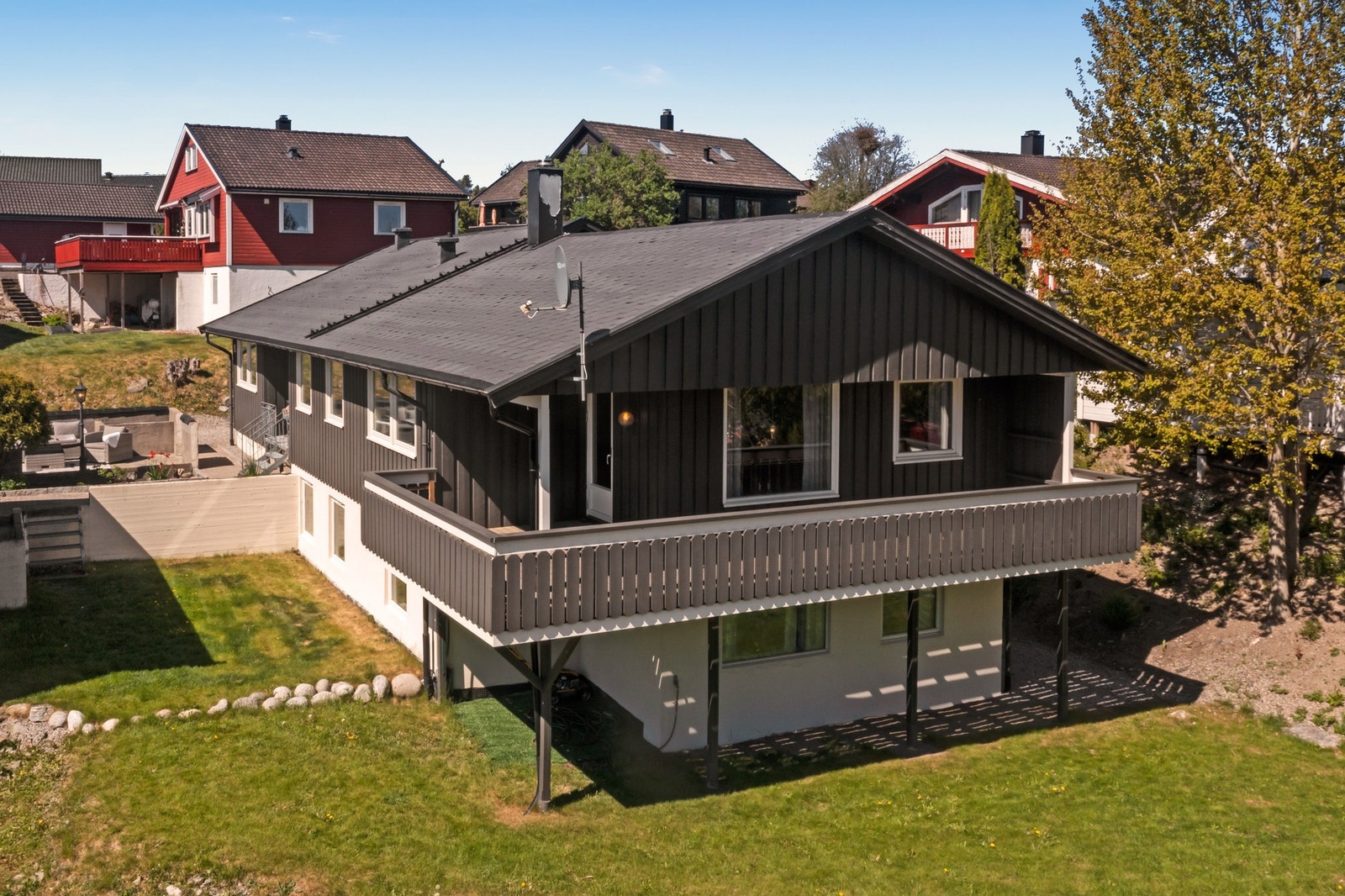 Fasade med fin uteplass Galleribilde