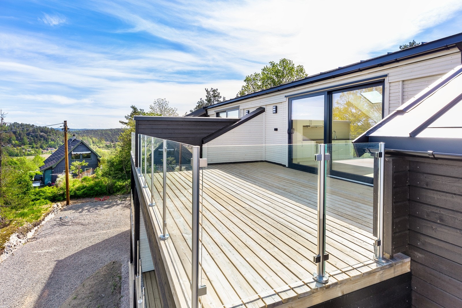 Solrik og romslig terrasse utfra stue/kjøkken. Galleribilde