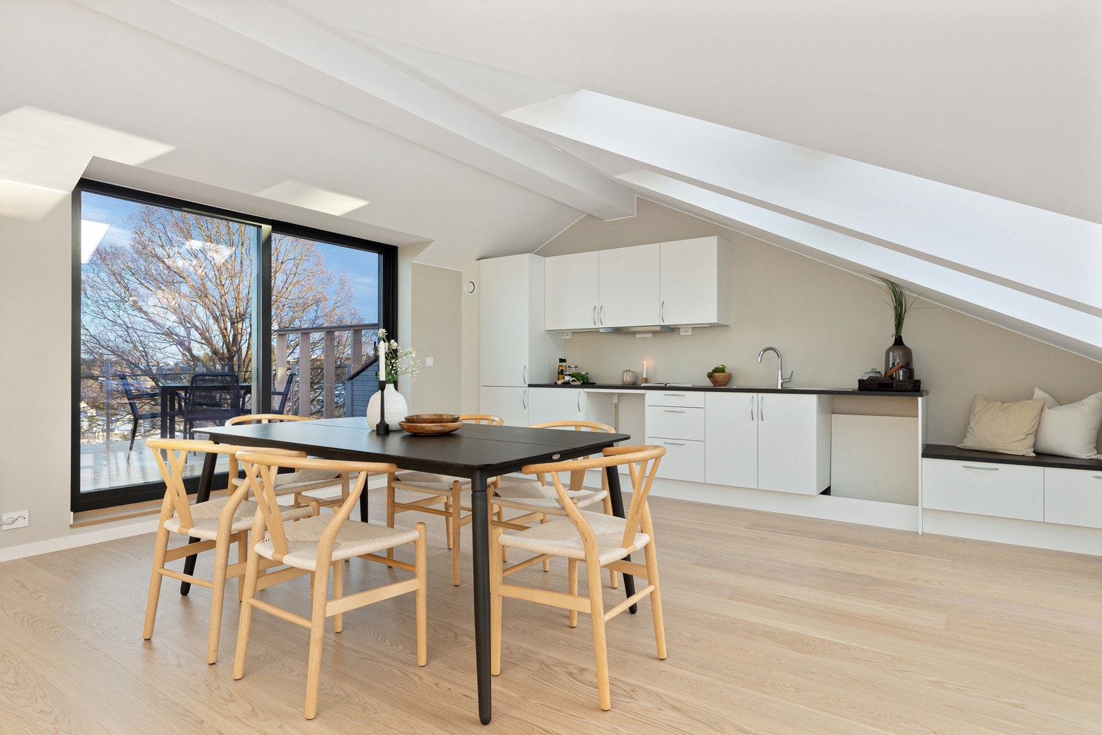 Spiseplass på kjøkkene med direkte utgang til balkong. Galleribilde
