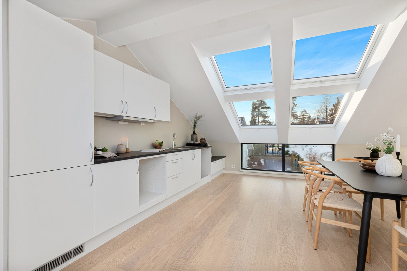 3. etasje har store takvinduer som gjør etasjen ekstra lys og innbydende Galleribilde