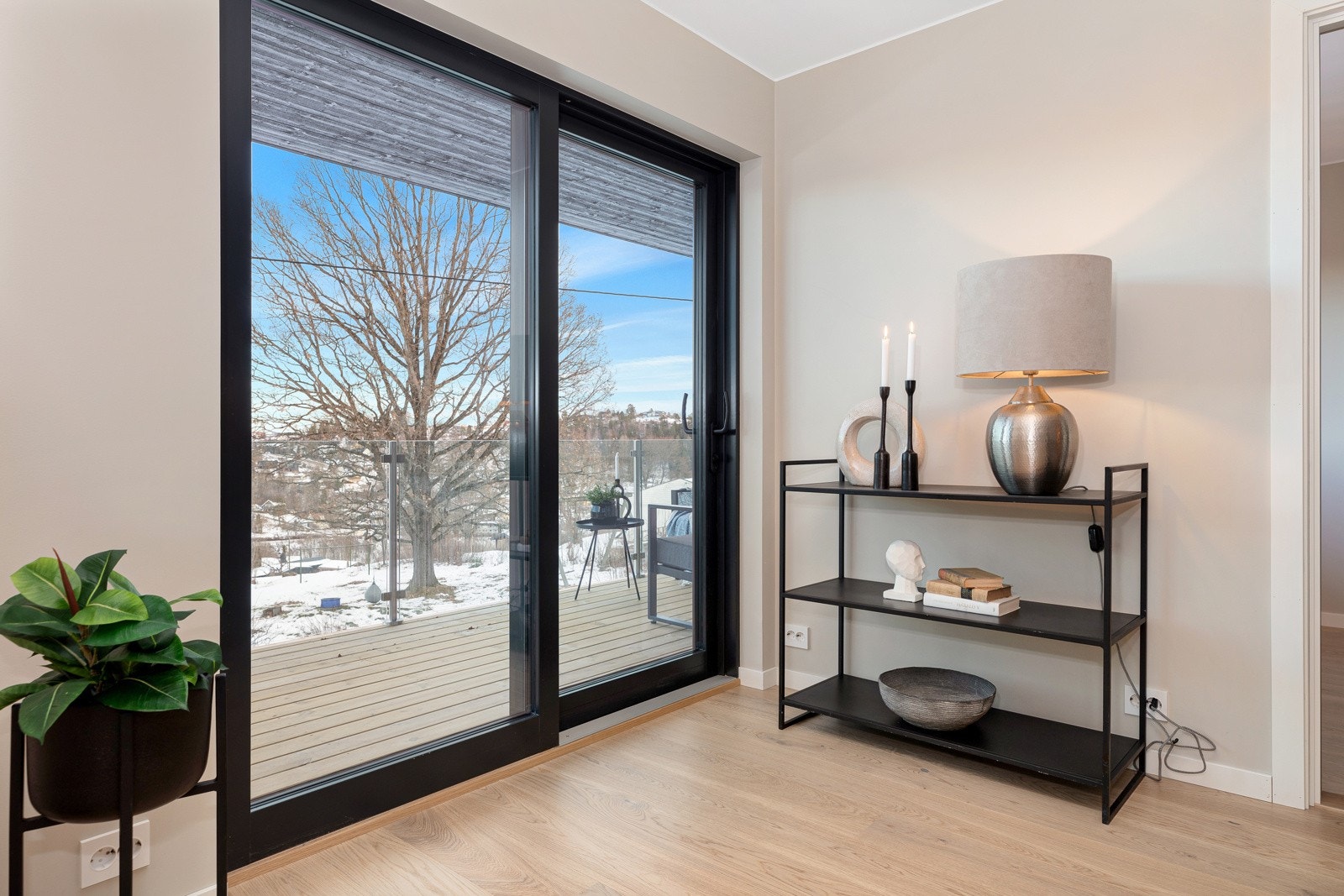 Utgang til terrasse fra allrom Galleribilde