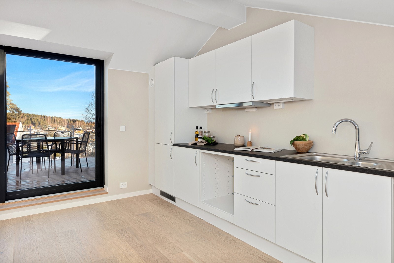 Moderne kjøkken med mye skap og benkeplass. Galleribilde