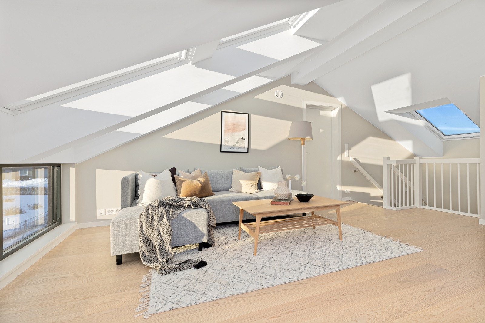 Stue innredet i lyse farger. Galleribilde