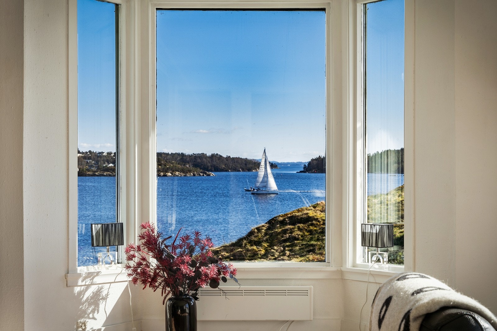 Velkommen inn! Her er utsikten like bra som fra hagen Galleribilde