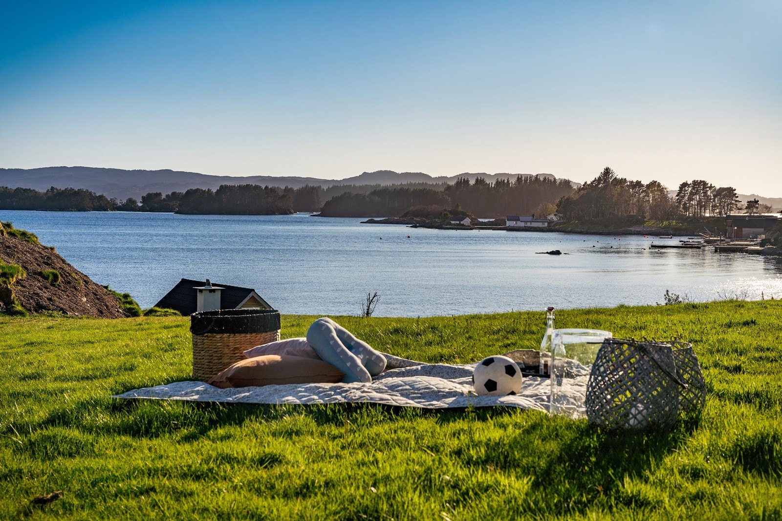 I forkant av huset har man en stor hage hvor man kan nye solen hele dagen mens man kjenner på sjølukten Galleribilde